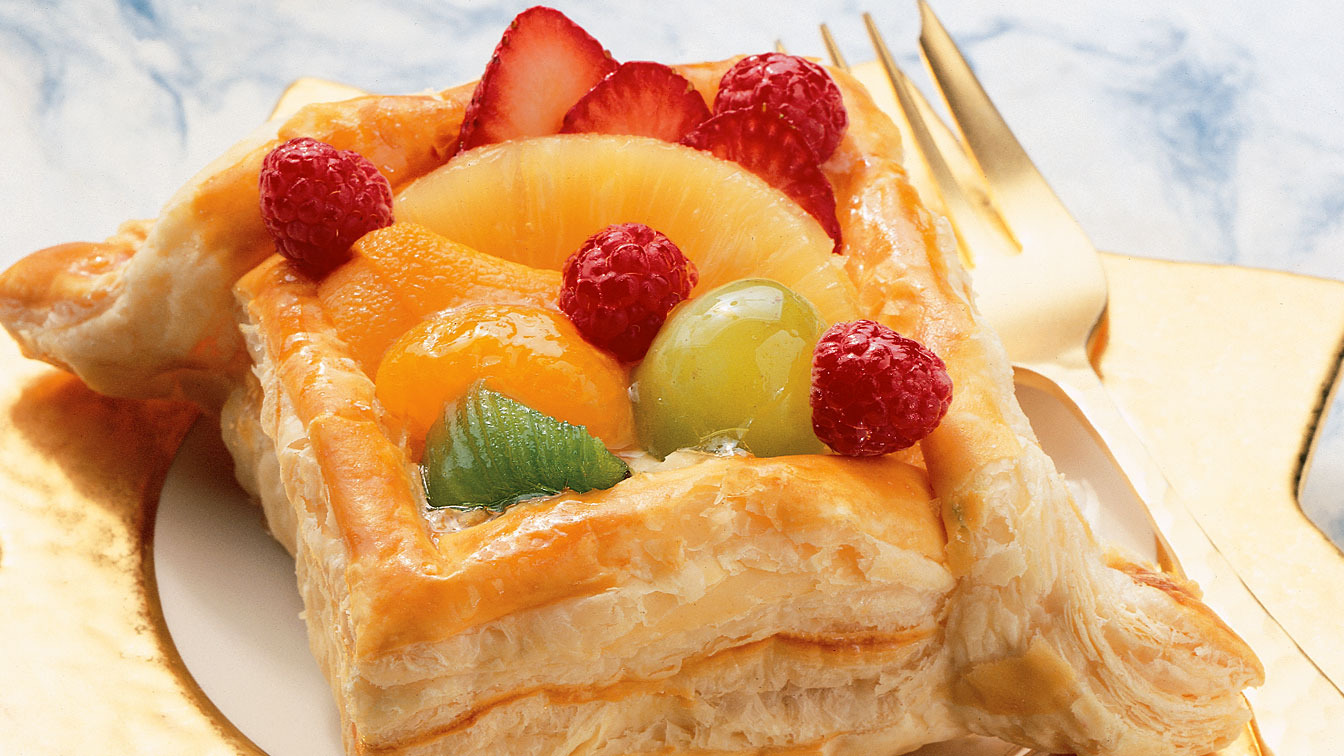 A flaked shortening is used to impart increased flakiness to baked goods.