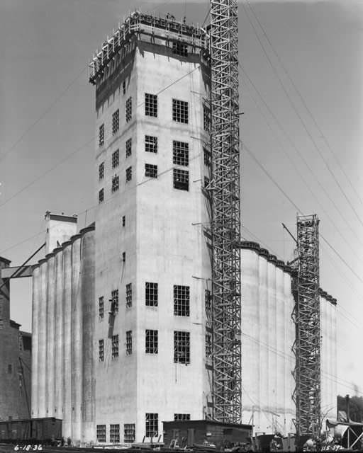 L’entreprise achète son premier établissement céréalier d’importance, Midway, un terminal ferroviaire à Minneapolis.