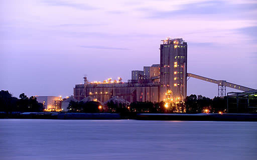 Bunge ouvre le plus grand silo d’exportation du genre aux États-Unis, à Destréhan, en Louisiane.